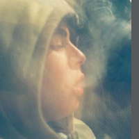 Adolescente fumando