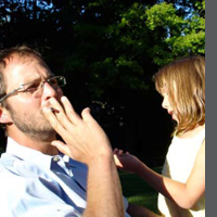 Padre fumando frente a hija