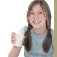 Chica tomando leche